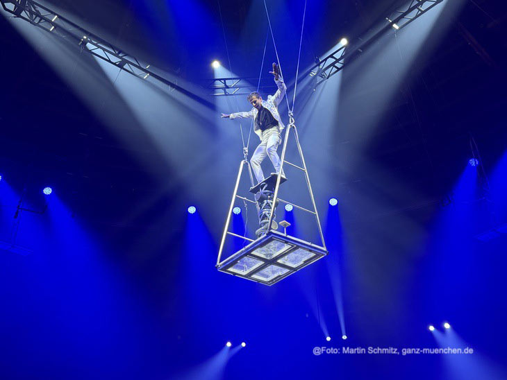 William Tournaud mit wackeliger Rola-Rola-Balance auf einem schwingendes Trapez im Circus Krone Winterprogramm (&copy;Foto: Martin Schmitz)  